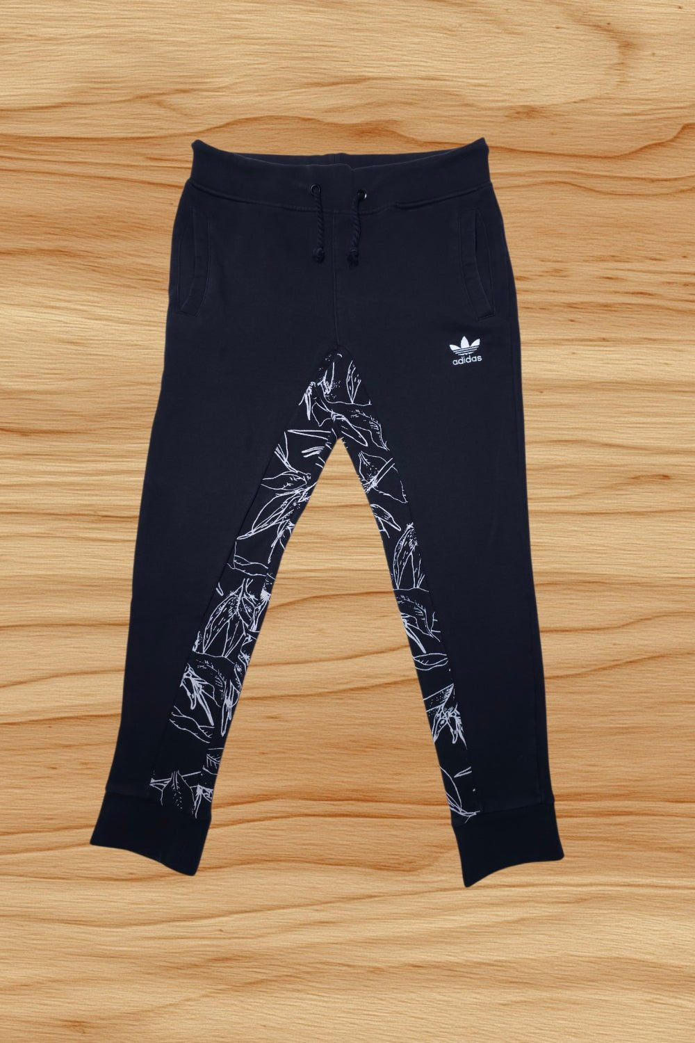Adidas Originals Jogginghose mit floralem Print Gr. M fittet S